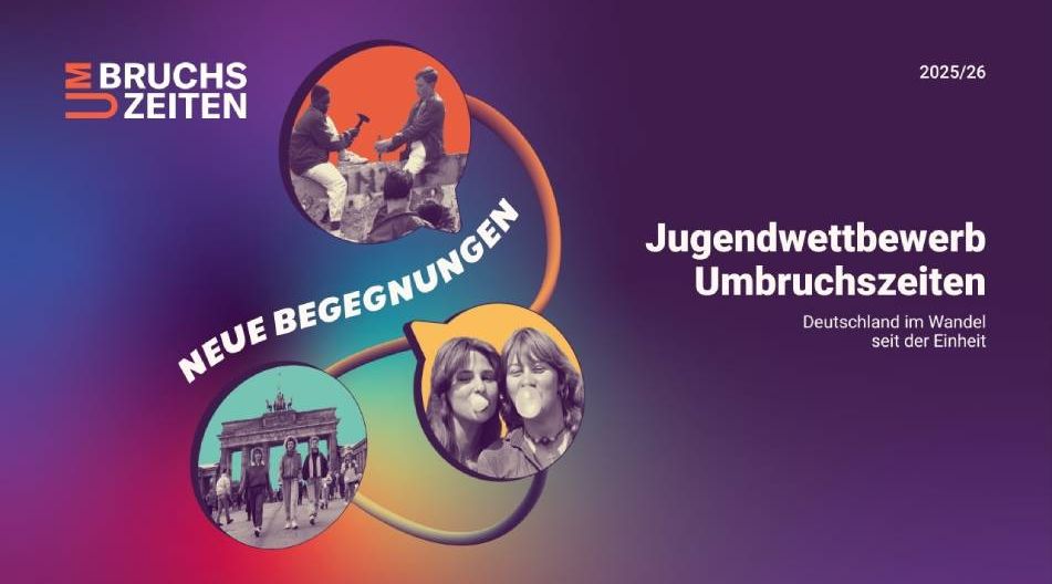 Plakat des Jugendwettbewerbs „Umbruchszeiten“ 2025/26 mit dem Thema „Neue Begegnungen“. Zu sehen sind historische und moderne Fotos, darunter der Mauerfall, das Brandenburger Tor und zwei Jugendliche mit Kaugummi. Text: „Jugendwettbewerb Umbruchszeiten – Deutschland im Wandel seit der Einheit“.